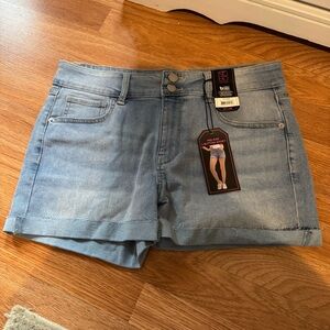 🔴 No Boundaries Size 13 Denim Shorts